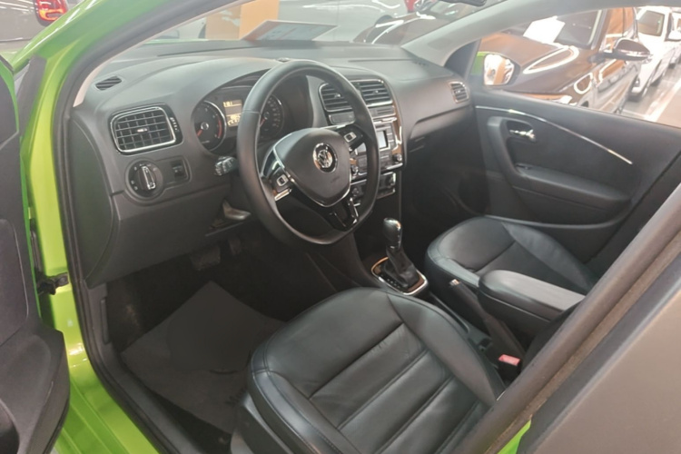 Volkswagen Polo 2014 car image #16