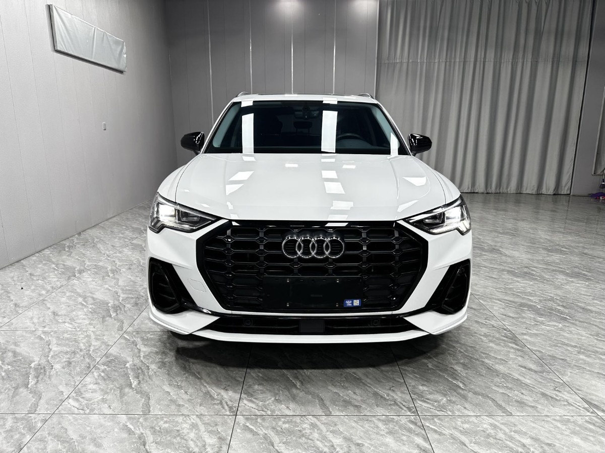Audi Q3 2023 car image #2