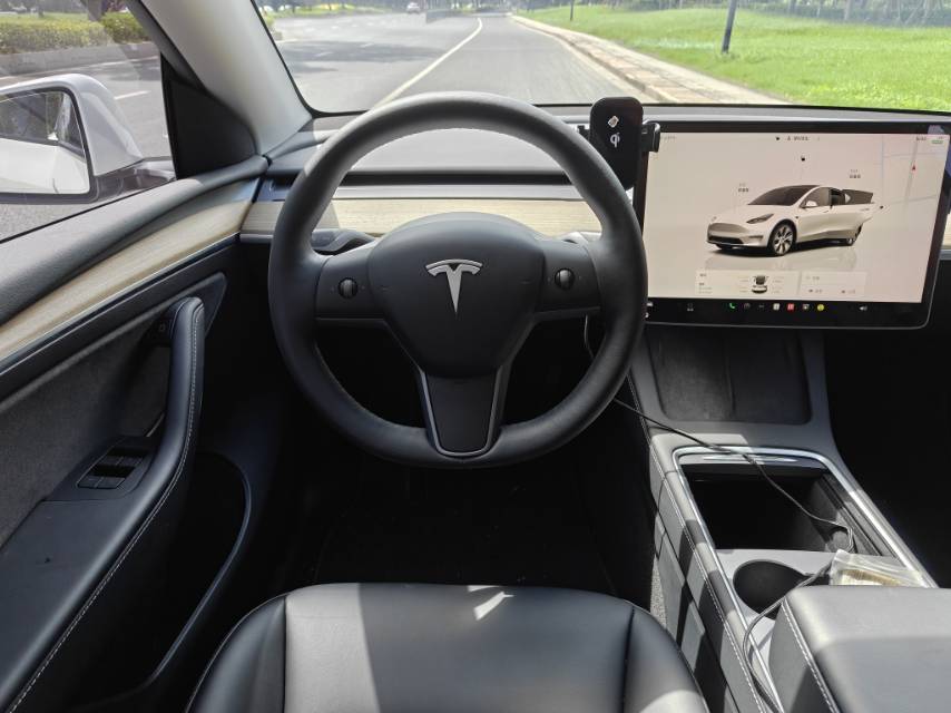 Tesla Model Y 2023 car image #9