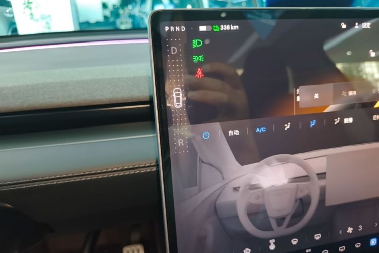 Tesla Model Y 2025 #14 Tesla Model Y 2025 car image #14