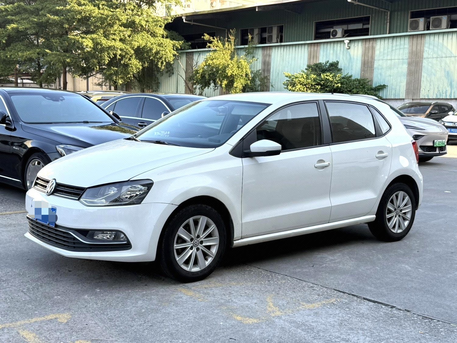 Volkswagen Polo 2015 car image 