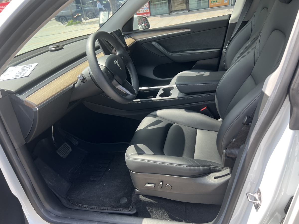 Tesla Model Y 2023 #4 Tesla Model Y 2023 car image #4