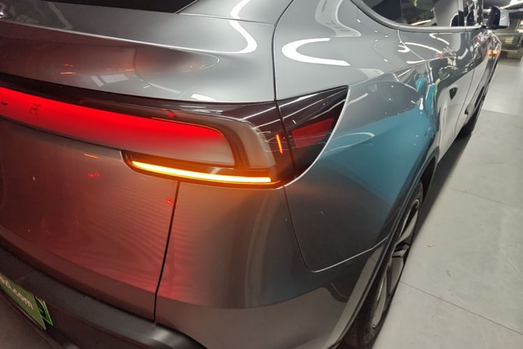 Tesla Model Y 2025 immagine di auto #8