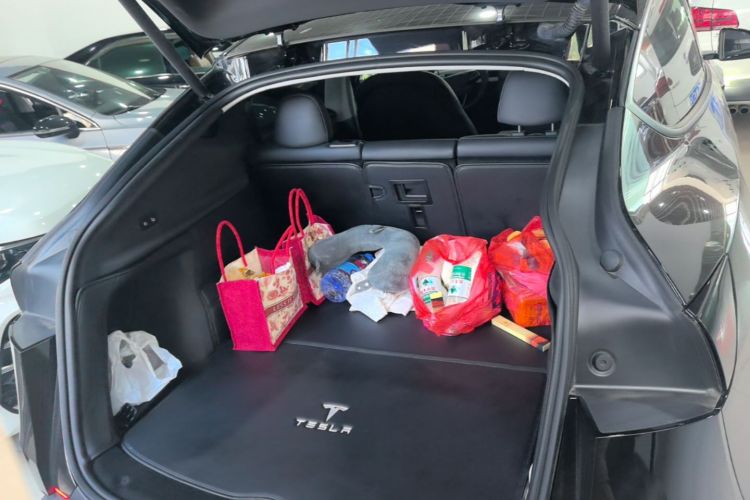 Tesla Model Y 2025 immagine di auto #19