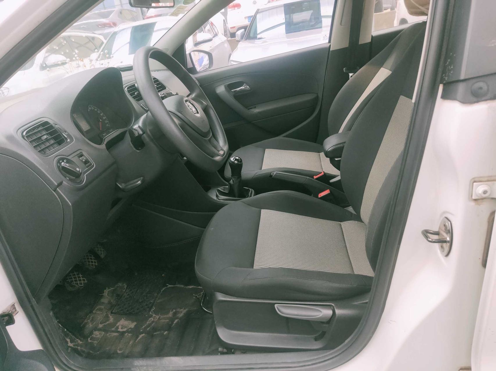 Volkswagen Polo 2015 car image #3