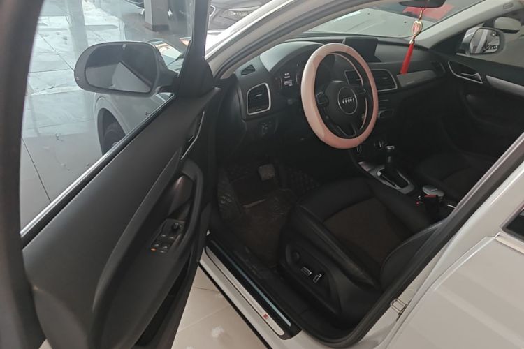 Audi Q3 2019 car image #16