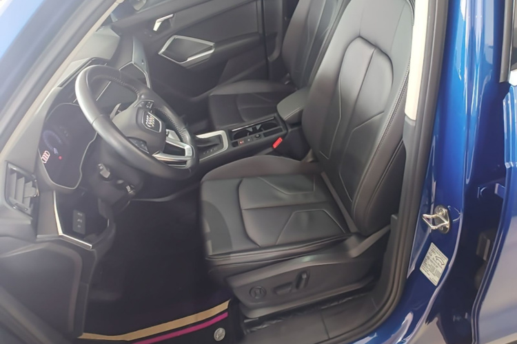 Audi Q3 2019 car image #15