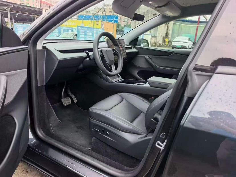 Tesla Model Y 2025 #7 Tesla Model Y 2025 car image #7