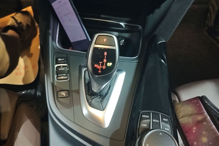 BMW 3 Series 2018 car image #23