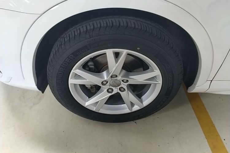 Audi Q3 2017 car image #9