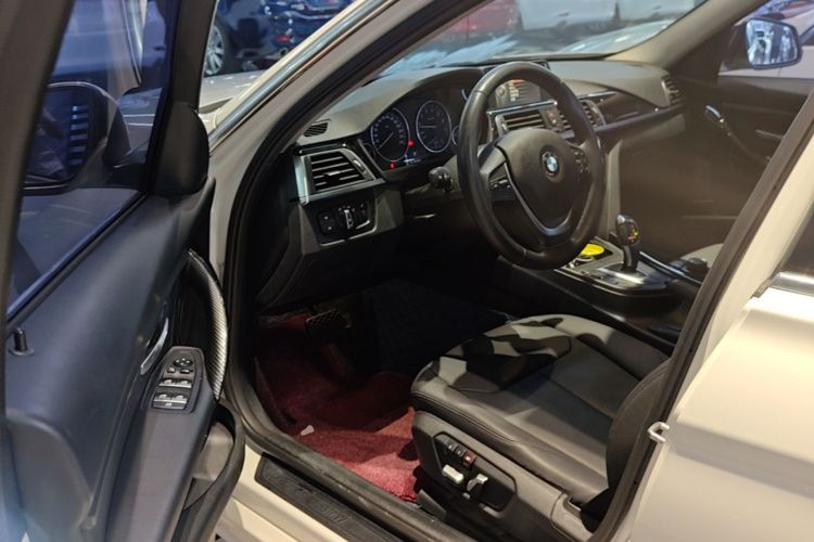 BMW 3 Series 2017 immagine di auto #16