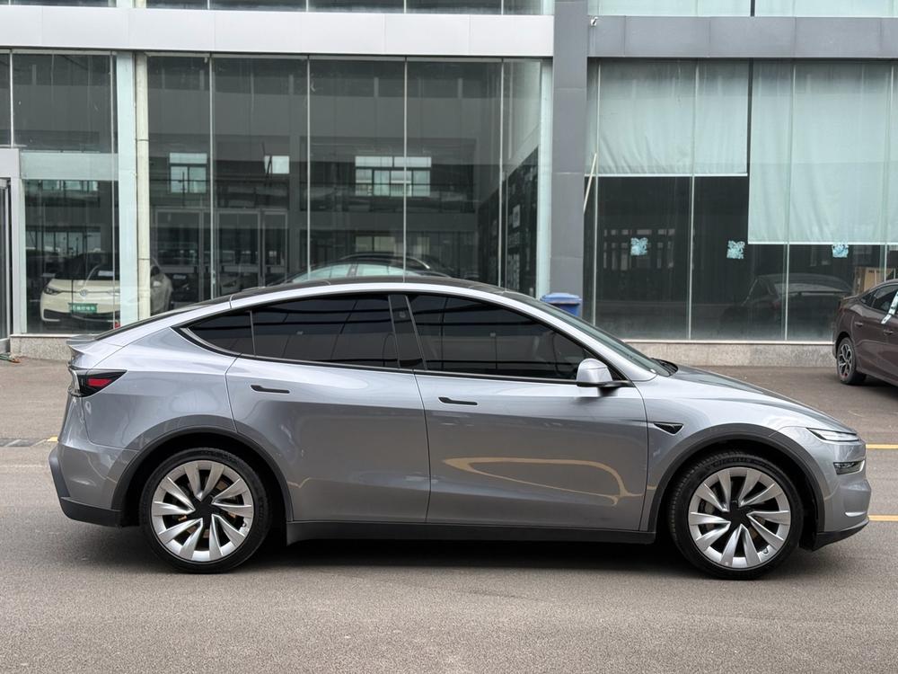 Tesla Model Y 2025 #8 Tesla Model Y 2025 car image #8