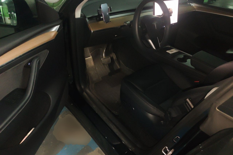 Tesla Model Y 2023 car image #9