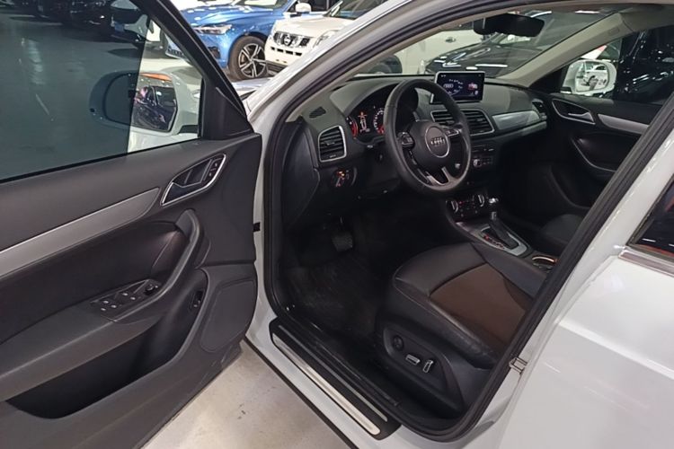 Audi Q3 2016 car image #16