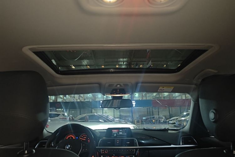 BMW 3 Series 2018 car image #18