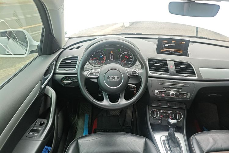 Audi Q3 2019 car image #11