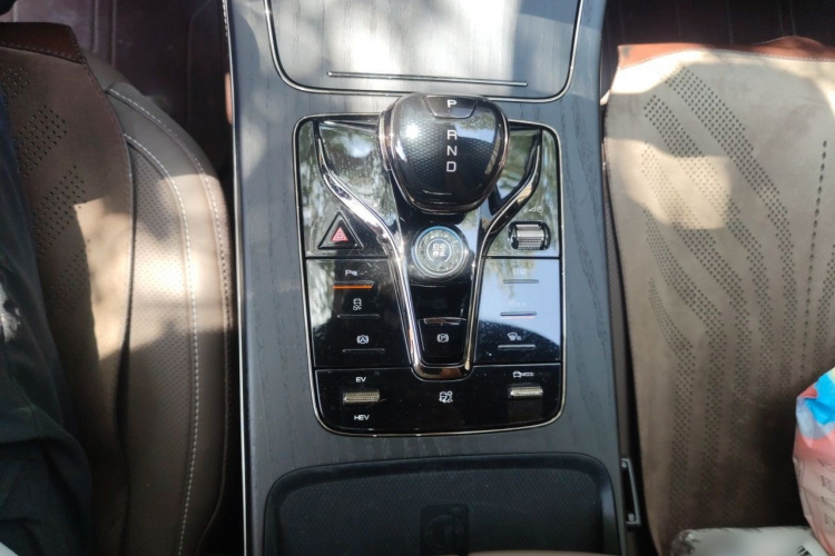 BYD Han 2023 car image #18