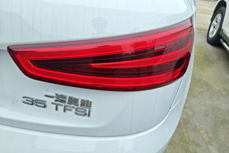 Audi Q3 2016 car image #8