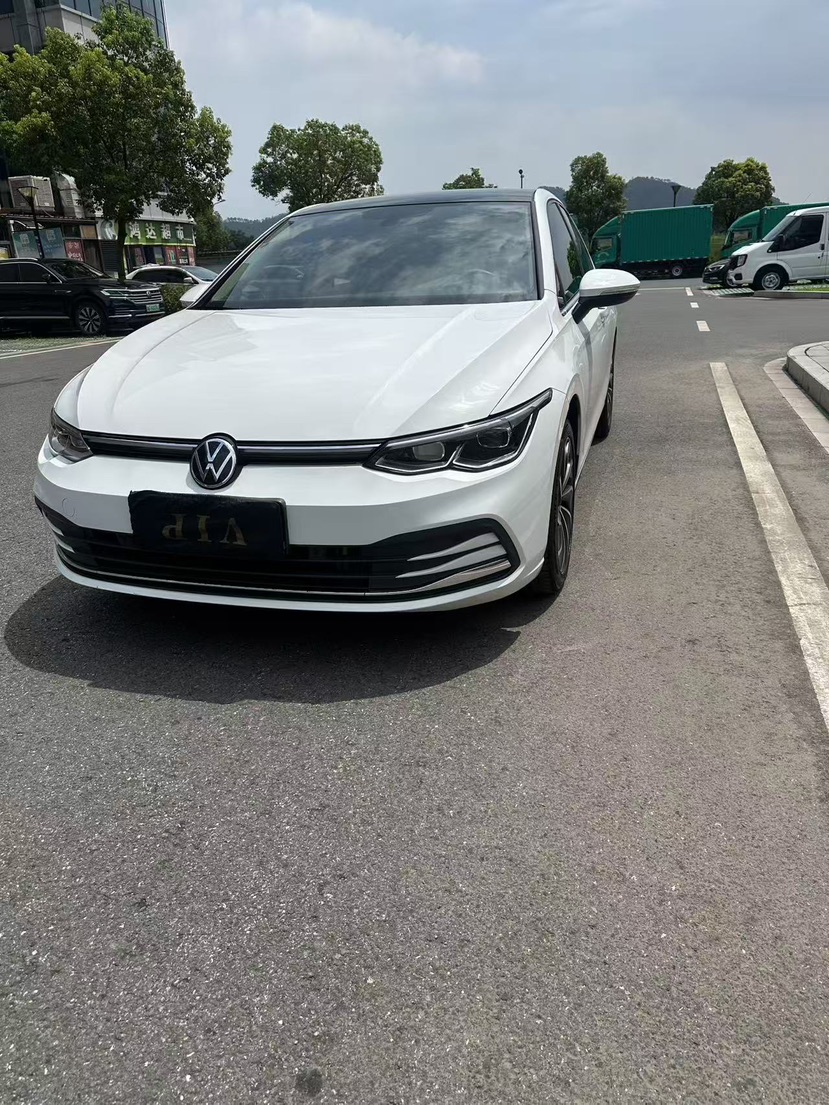 Volkswagen Golf 2022 car image #2