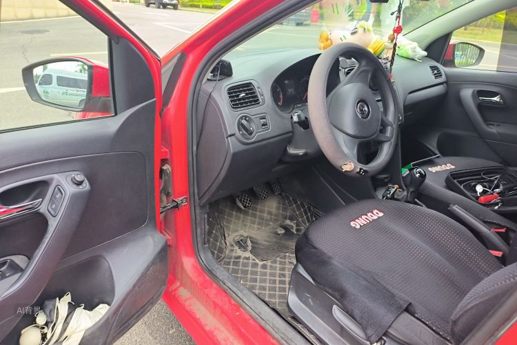 Volkswagen Polo 2015 car image #18