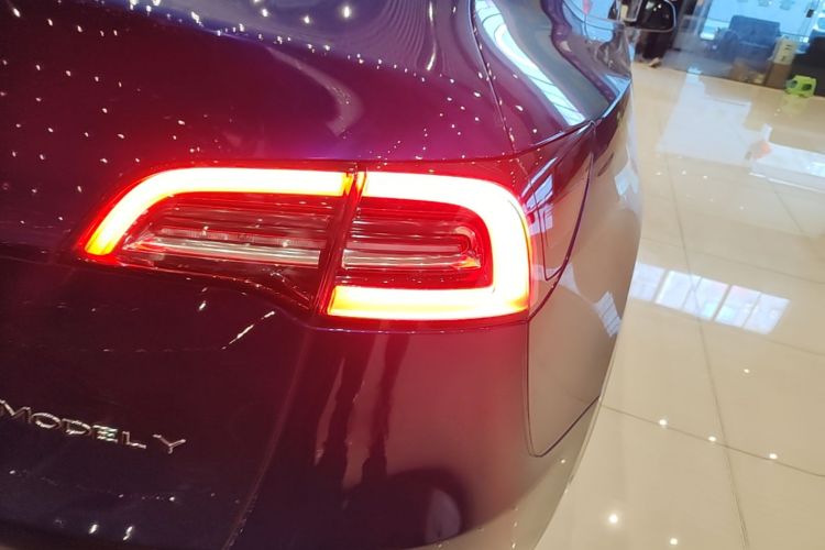 Tesla Model Y 2023 car image #8