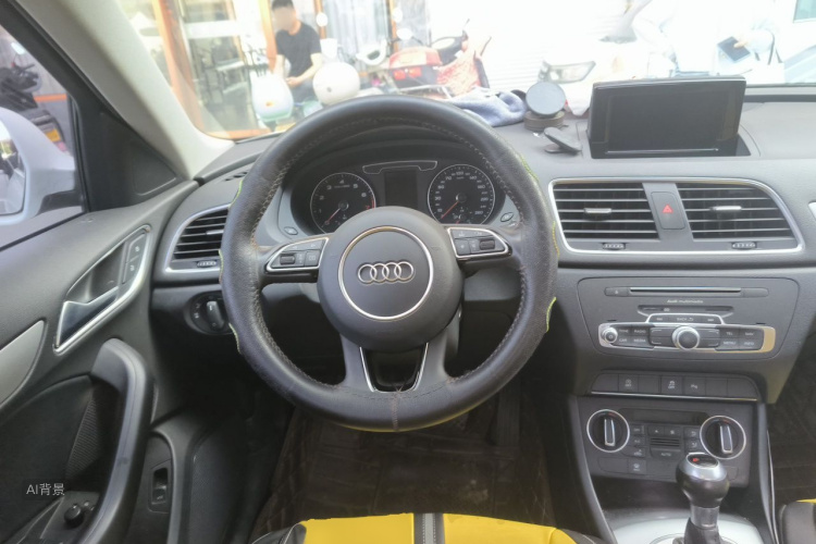 Audi Q3 2018 car image #12