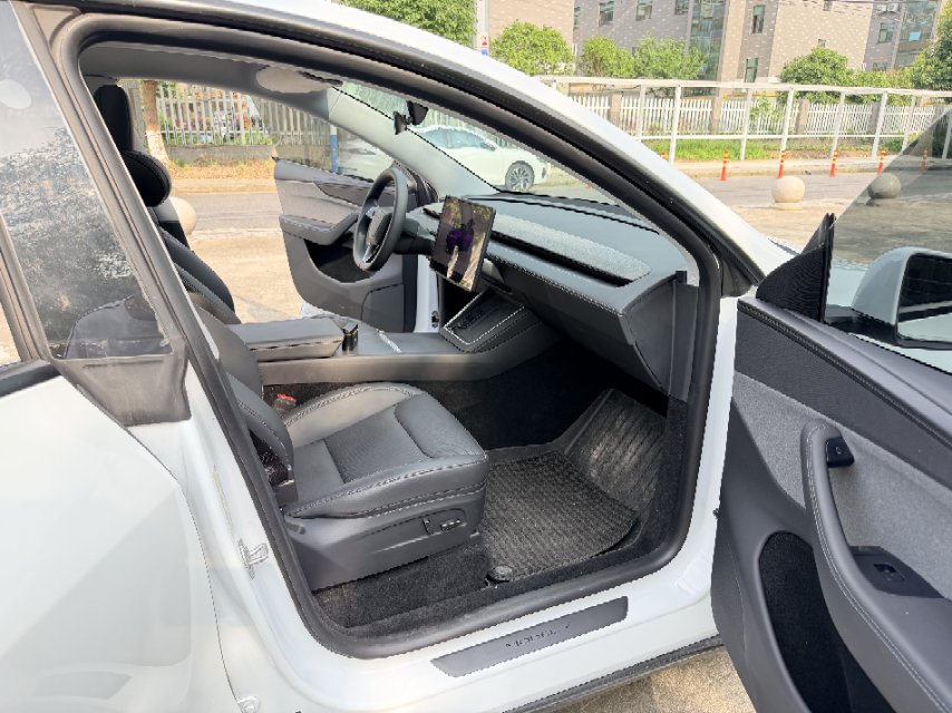 Tesla Model Y 2025 car image #5