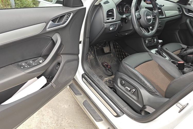 Audi Q3 2018 car image #16