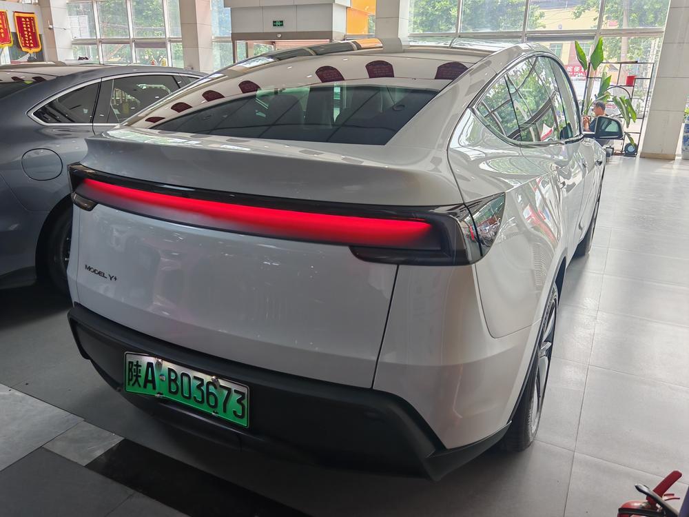 Tesla Model Y 2025 #4 Tesla Model Y 2025 immagine di auto #4