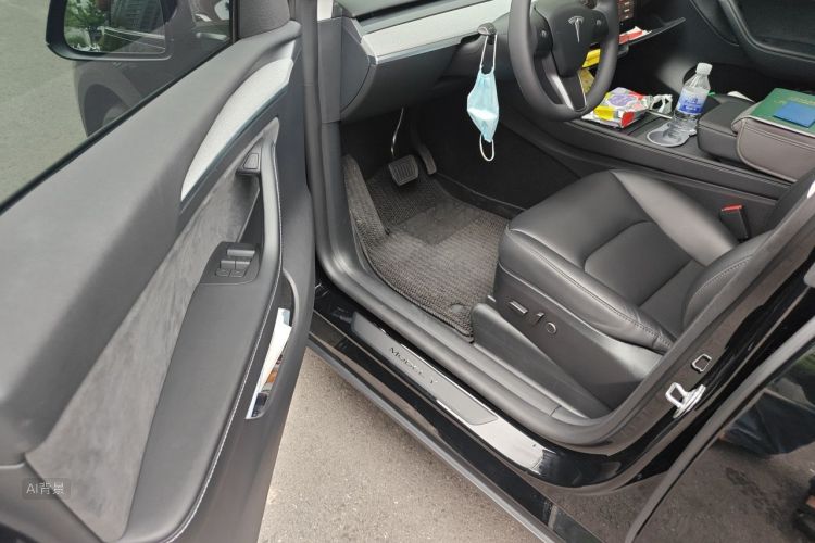 Tesla Model Y 2023 car image #18