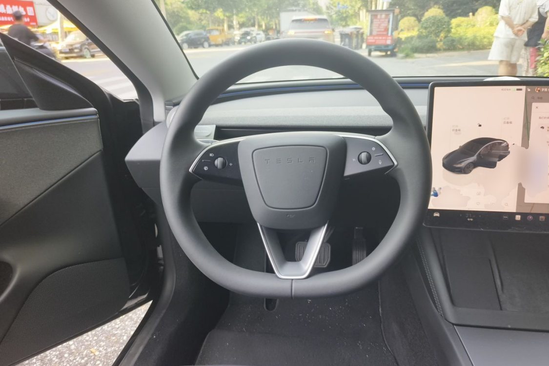 Tesla Model 3 2025 car image #24