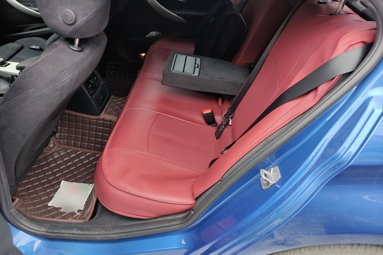 BMW 3 Series 2018 car image #17