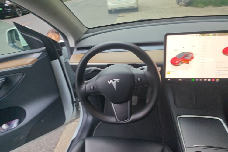 Tesla Model Y 2022 car image #11