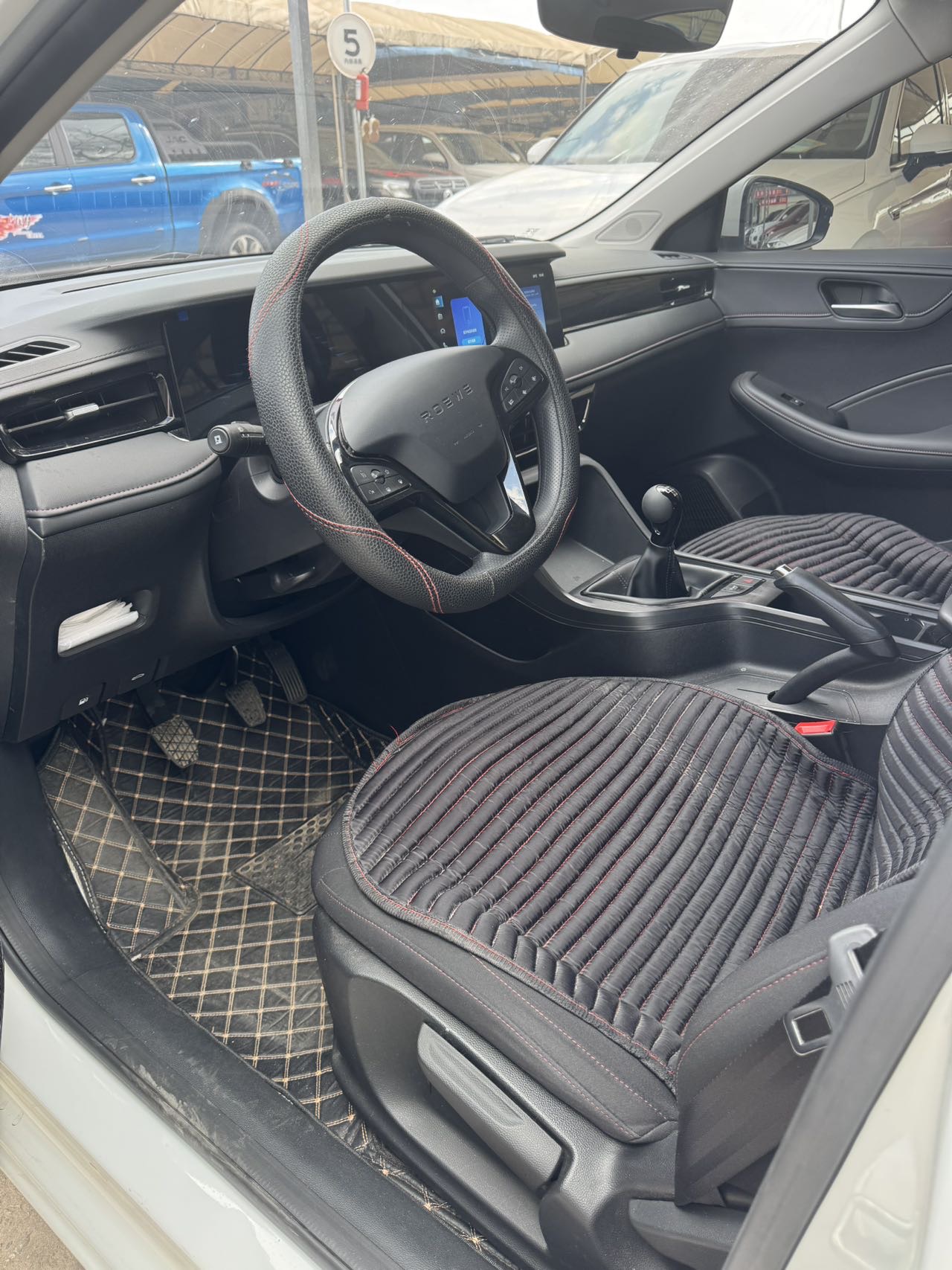 Roewe i5 2023 #4 Roewe i5 2023 car image #4