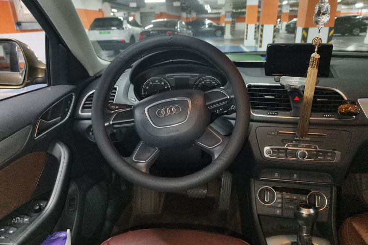 Audi Q3 2016 car image #12