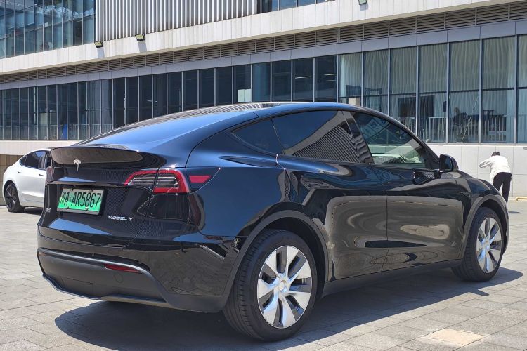 Tesla Model Y 2023 car image #5