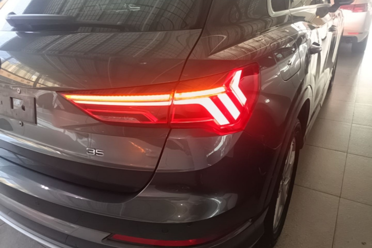 Audi Q3 2020 car image #8