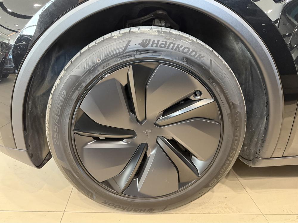 Tesla Model Y 2025 immagine di auto #11