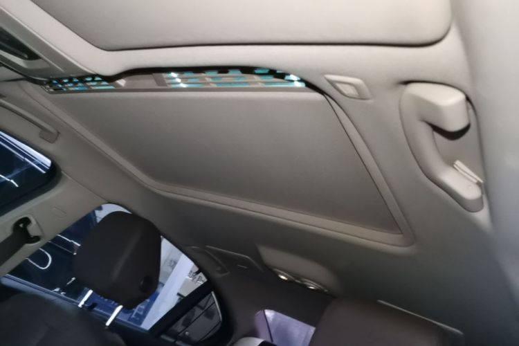 BMW 3 Series 2019 car image #18