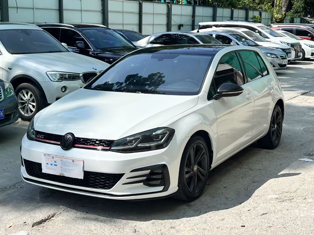Volkswagen Golf 2019 immagine di auto 