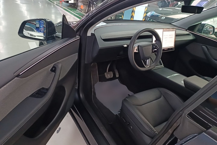 Tesla Model Y 2025 immagine di auto #16
