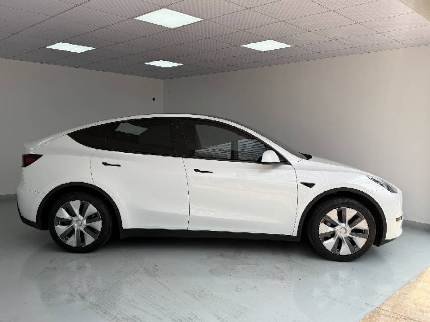 Tesla Model Y 2023 car image #3