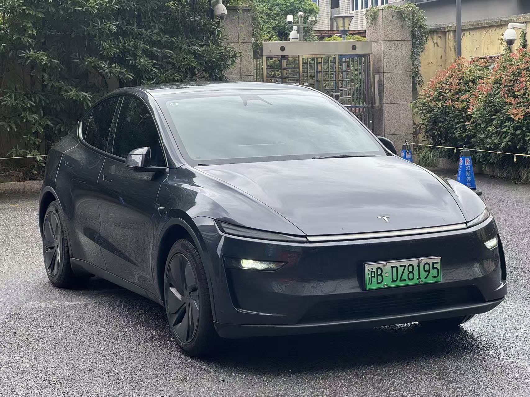 Tesla Model Y 2025 immagine di auto #5