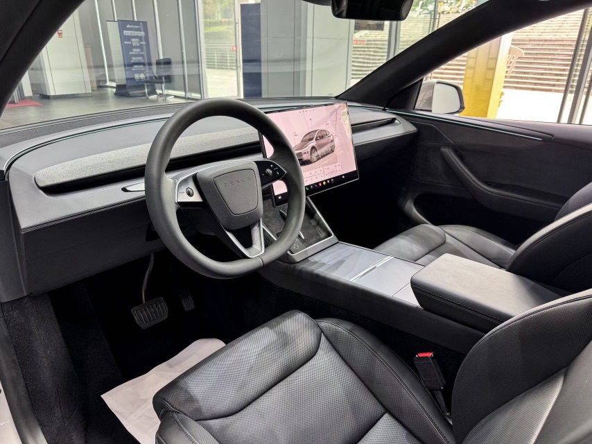 Tesla Model Y L 2026 #4 Tesla Model Y L 2026 car image #4