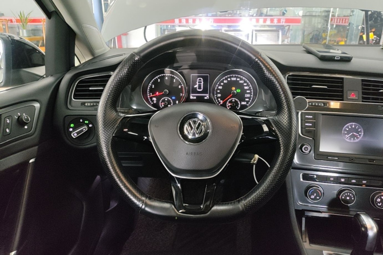 Volkswagen Golf 2017 car image #11