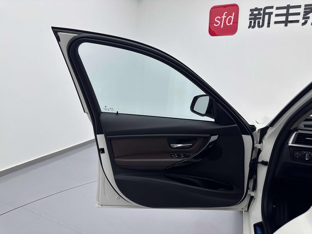 BMW 3 Series 2017 car image #28