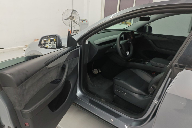 Tesla Model Y 2025 #16 Tesla Model Y 2025 car image #16