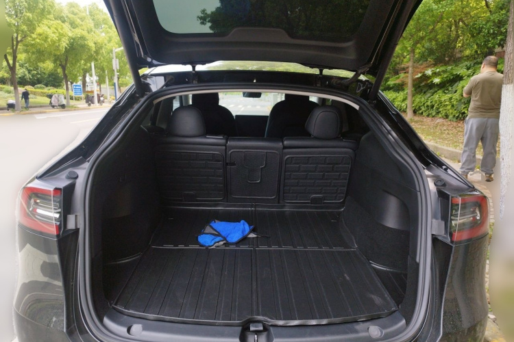 Tesla Model Y 2022 car image #18