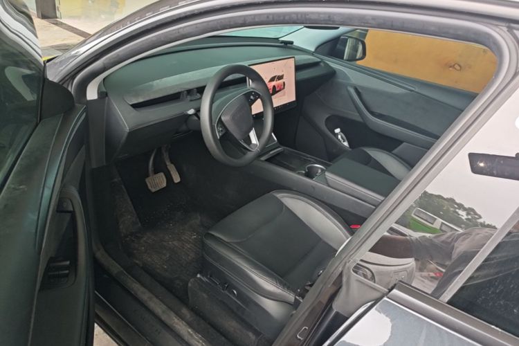 Tesla Model Y 2025 car image #12