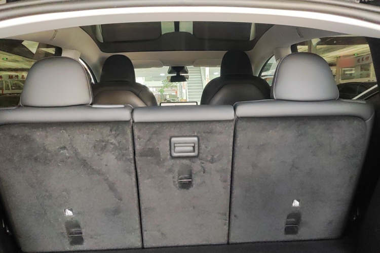 Tesla Model Y 2023 car image #18